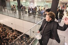 餅まきする中村獅童、中村壱太郎。