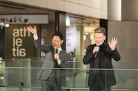 餅まきする中村壱太郎、中村獅童。