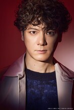 舞台「十角館の殺人」より、中村青司役の中村誠治郎のビジュアル。