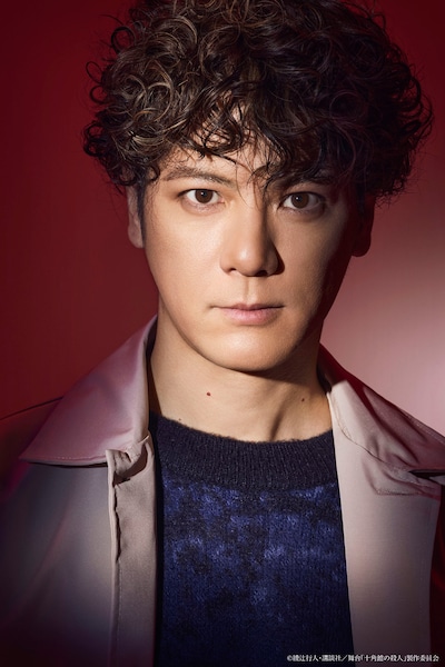 舞台「十角館の殺人」より、中村青司役の中村誠治郎のビジュアル。