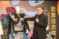 ワンビルでのトークショーに臨む中村獅童。