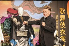 ワンビルでのトークショーに臨む中村獅童。