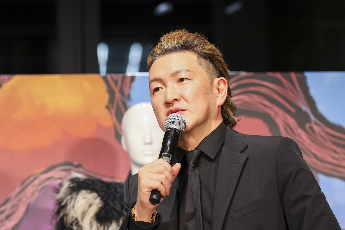 ワンビルでのトークショーに臨む中村獅童。