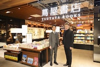 福岡天神 蔦屋書店での「あらしのよるに」アートギャラリー展にて。左から中村壱太郎、中村獅童。