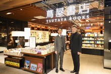 福岡天神 蔦屋書店での「あらしのよるに」アートギャラリー展にて。左から中村壱太郎、中村獅童。