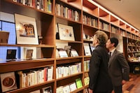 福岡天神 蔦屋書店での「あらしのよるに」アートギャラリー展にて。左から中村獅童、中村壱太郎。