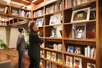 福岡天神 蔦屋書店での「あらしのよるに」アートギャラリー展にて。左から中村壱太郎、中村獅童。