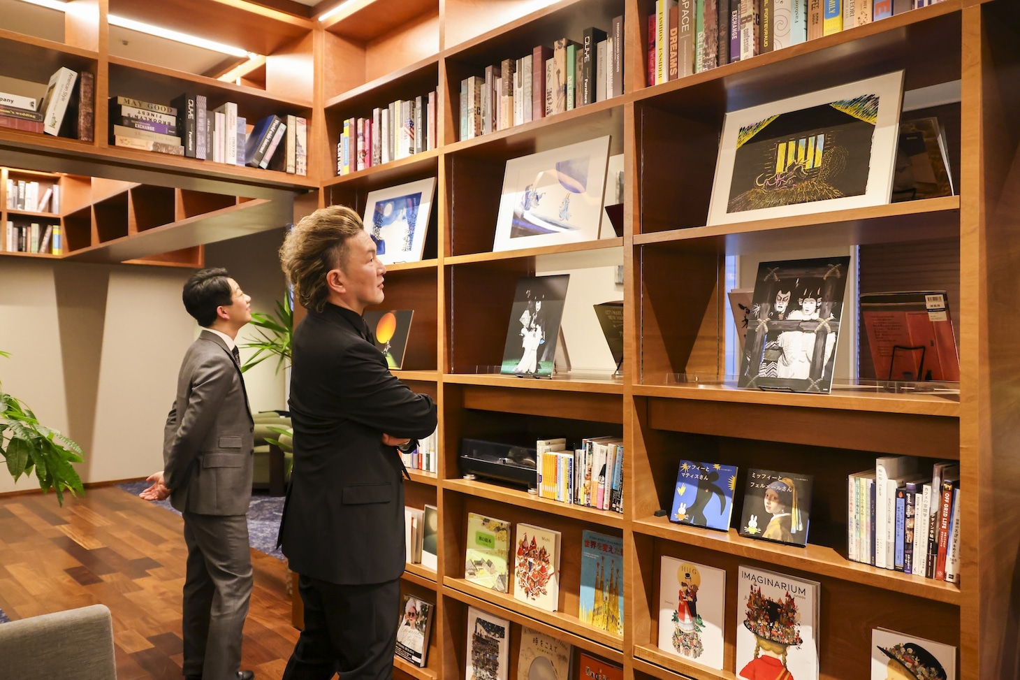 福岡天神 蔦屋書店での「あらしのよるに」アートギャラリー展にて。左から中村壱太郎、中村獅童。