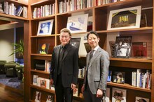 福岡天神 蔦屋書店での「あらしのよるに」アートギャラリー展にて。左から中村獅童、中村壱太郎。