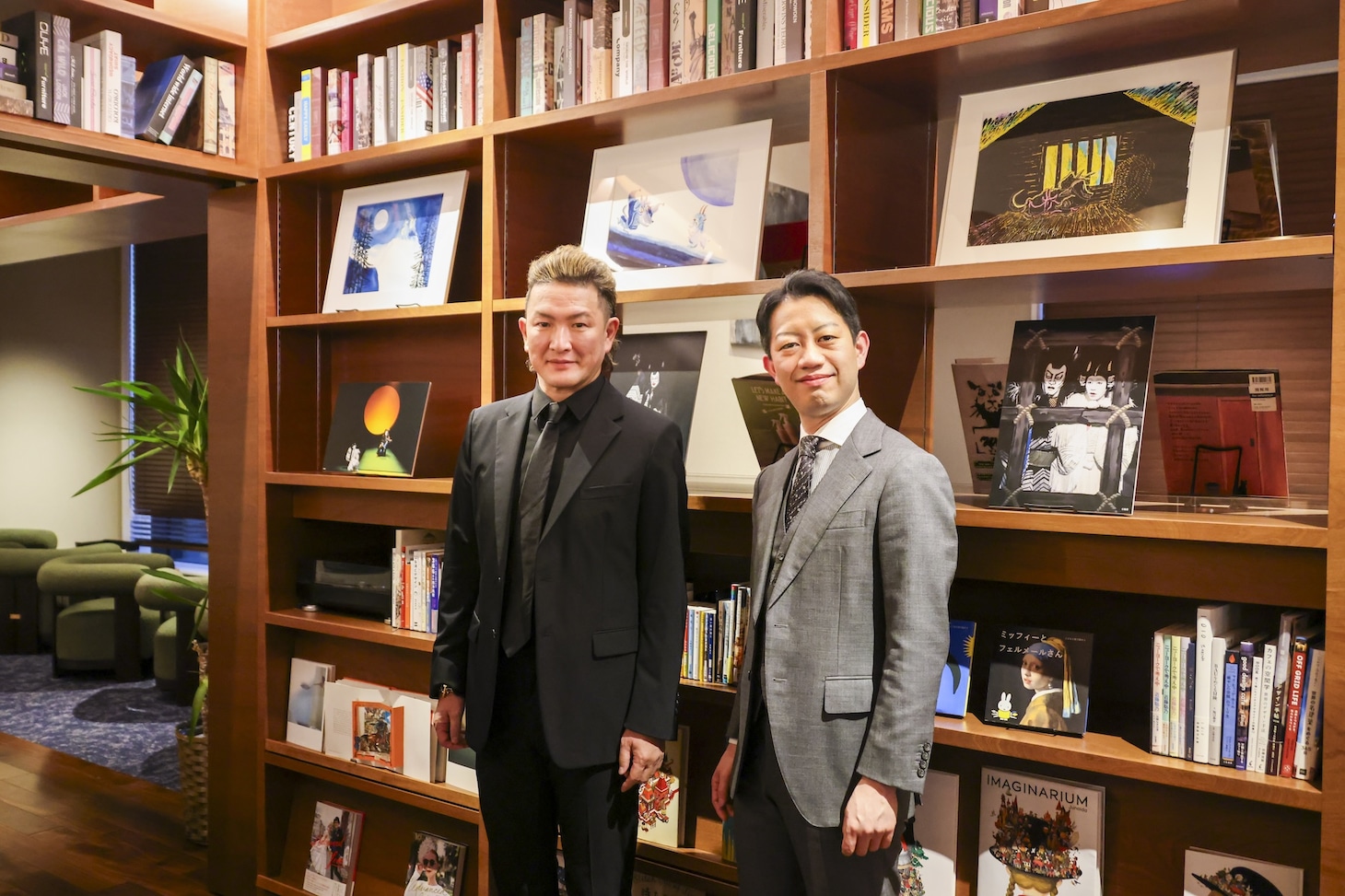 福岡天神 蔦屋書店での「あらしのよるに」アートギャラリー展にて。左から中村獅童、中村壱太郎。