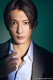 舞台「十角館の殺人」より、島田潔役の梅津瑞樹のビジュアル。