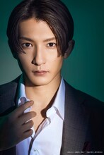 舞台「十角館の殺人」より、島田潔役の梅津瑞樹のビジュアル。