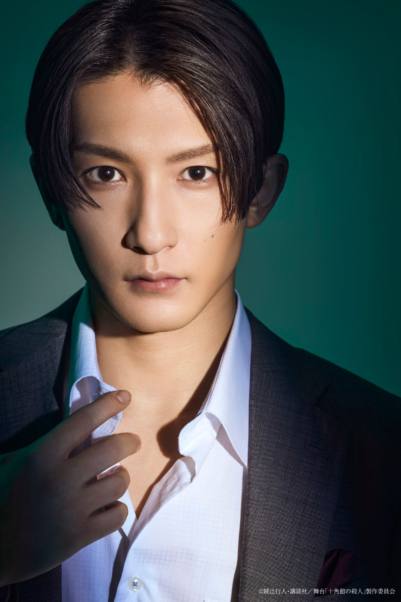 舞台「十角館の殺人」より、島田潔役の梅津瑞樹のビジュアル。
