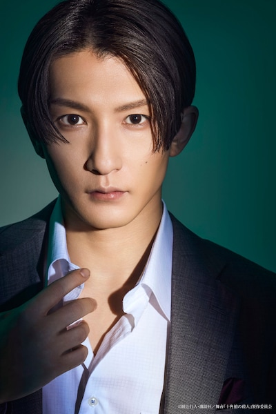 舞台「十角館の殺人」より、島田潔役の梅津瑞樹のビジュアル。