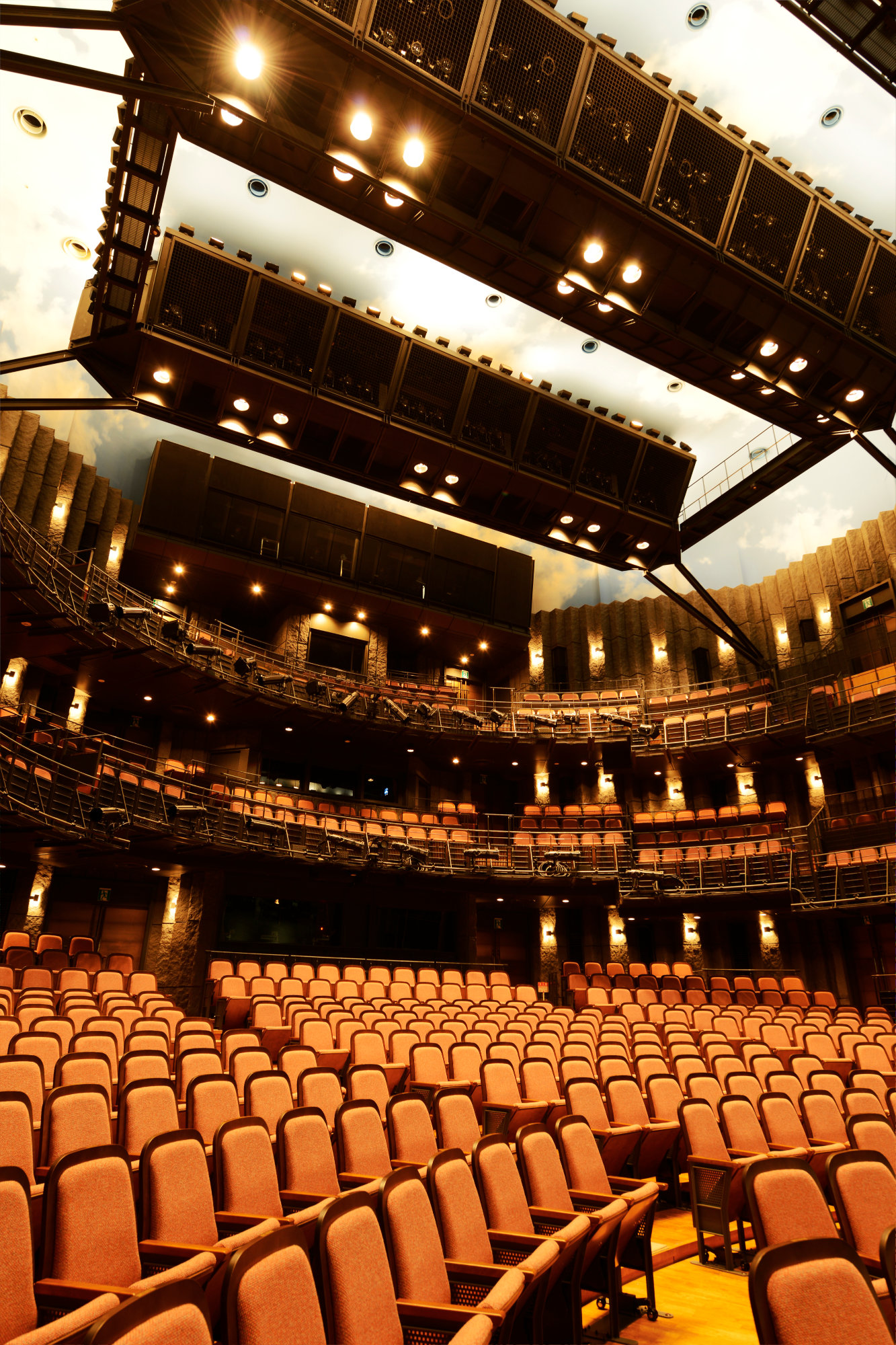 改修で消える“青空天井”を目に焼き付けて、世田谷パブリックシアター休館前の劇場ツアー