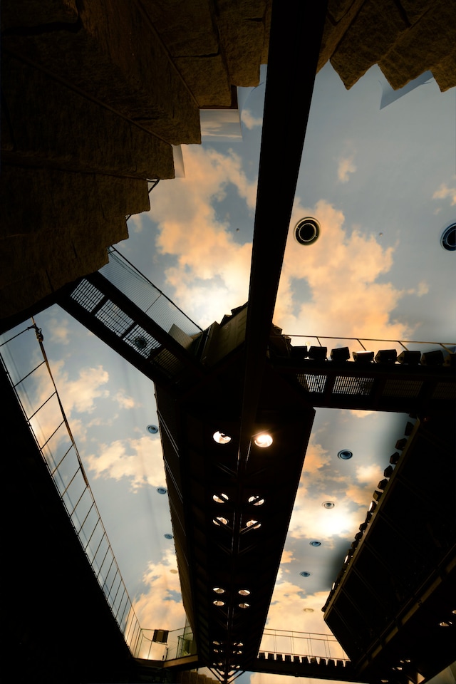 世田谷パブリックシアター客席の、青空が描かれた天井。（撮影：細野晋司）