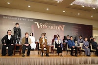 緊張している最年少の牧島輝（後列一番左）と、その姿を温かい笑顔で見守るメンバー。