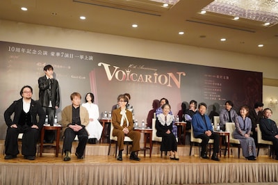 緊張している最年少の牧島輝（後列一番左）と、その姿を温かい笑顔で見守るメンバー。