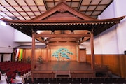 矢来能楽堂の内観。