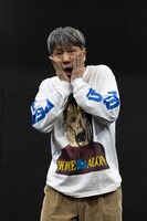 一人の俳優のための五人の演出家による上演 IV「実況カラオケ副音声」より。（撮影：Kim Sajik）