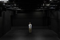 一人の俳優のための五人の演出家による上演 IV「実況カラオケ副音声」より。（撮影：Kim Sajik）