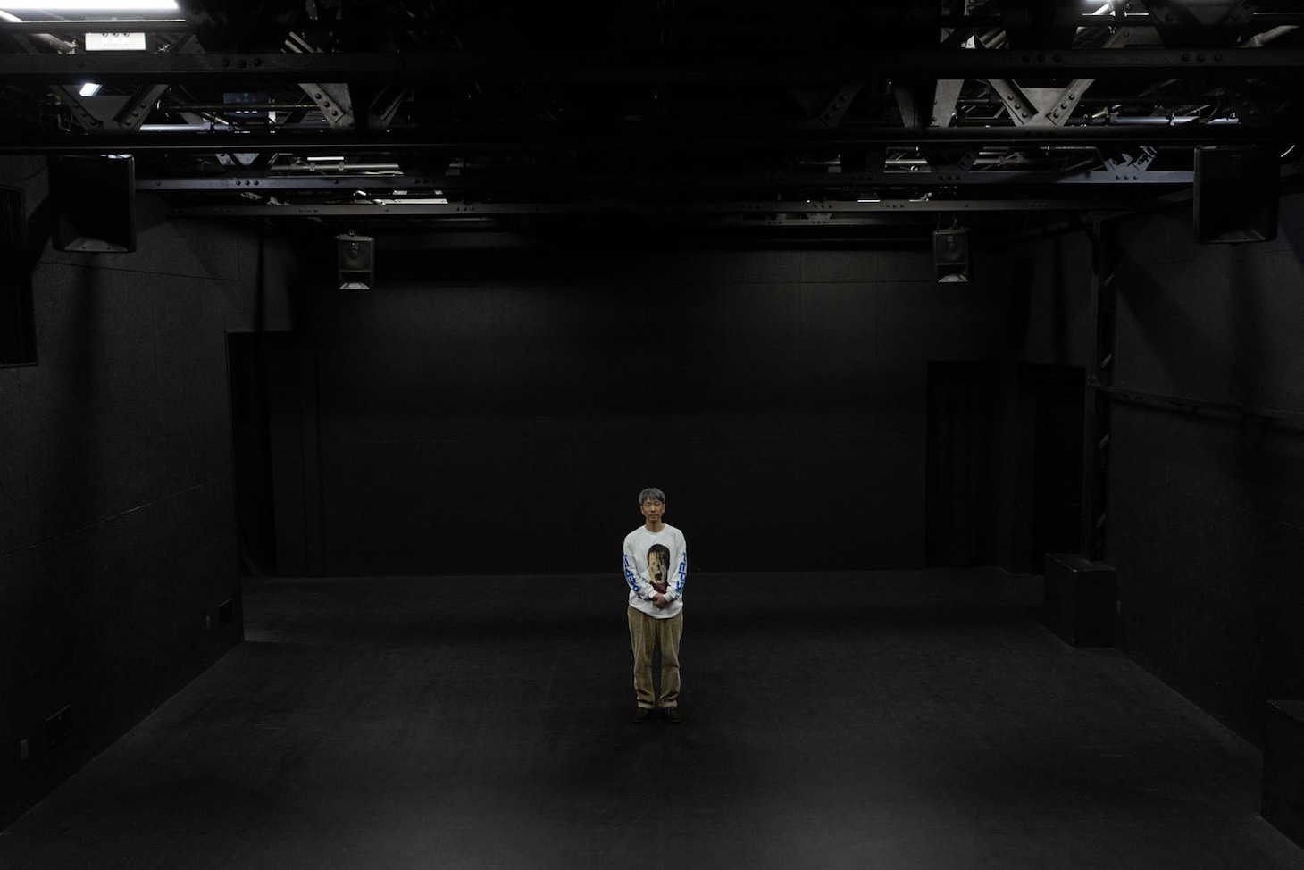 一人の俳優のための五人の演出家による上演 IV「実況カラオケ副音声」より。（撮影：Kim Sajik）