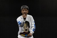 一人の俳優のための五人の演出家による上演 IV「実況カラオケ副音声」より。（撮影：Kim Sajik）