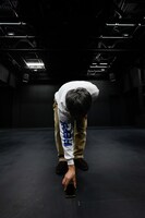 一人の俳優のための五人の演出家による上演 IV「実況カラオケ副音声」より。（撮影：Kim Sajik）