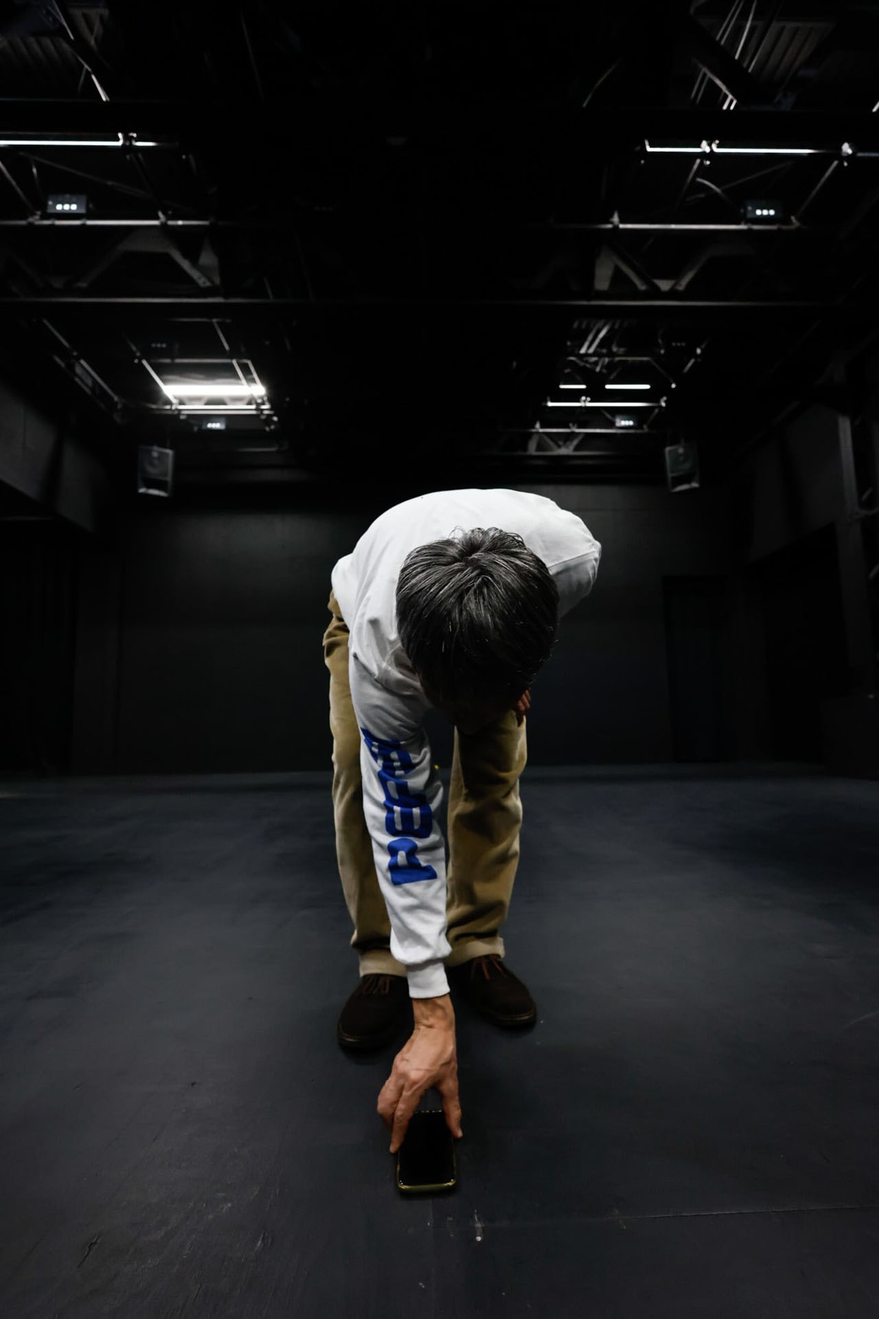 一人の俳優のための五人の演出家による上演 IV「実況カラオケ副音声」より。（撮影：Kim Sajik）