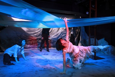 流山児★事務所 新人公演「架空の情熱2026『HAMLET～the Collage～』～シュールレアリズムのボードビル」より。（撮影：横田敦史）