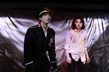 流山児★事務所 新人公演「架空の情熱2026『HAMLET～the Collage～』～シュールレアリズムのボードビル」より。（撮影：横田敦史）