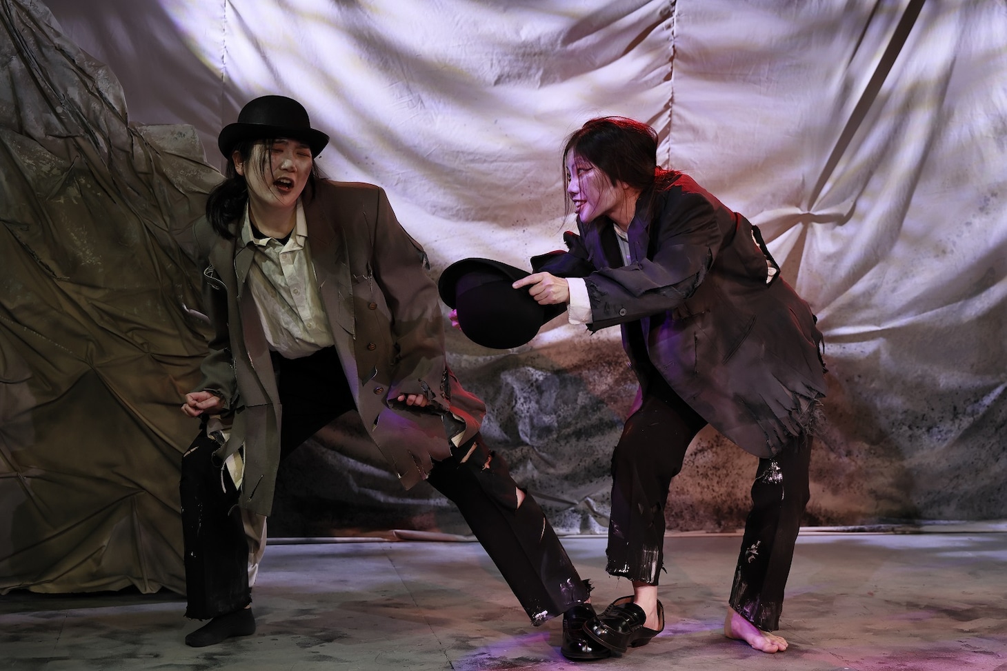 流山児★事務所 新人公演「架空の情熱2026『HAMLET～the Collage～』～シュールレアリズムのボードビル」より。（撮影：横田敦史）