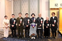 第60回紀伊國屋演劇賞受賞者。左から井上麻矢、安井順平、杉山至、片桐はいり、竹中直人、日色ともゑ、横内謙介。