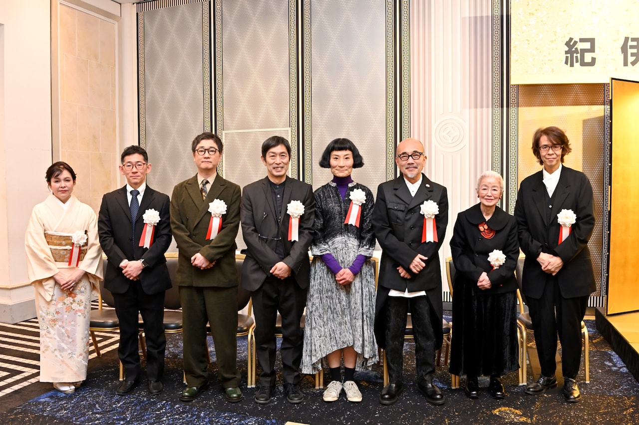 第60回紀伊國屋演劇賞受賞者。左から井上麻矢、安井順平、杉山至、片桐はいり、竹中直人、日色ともゑ、横内謙介。