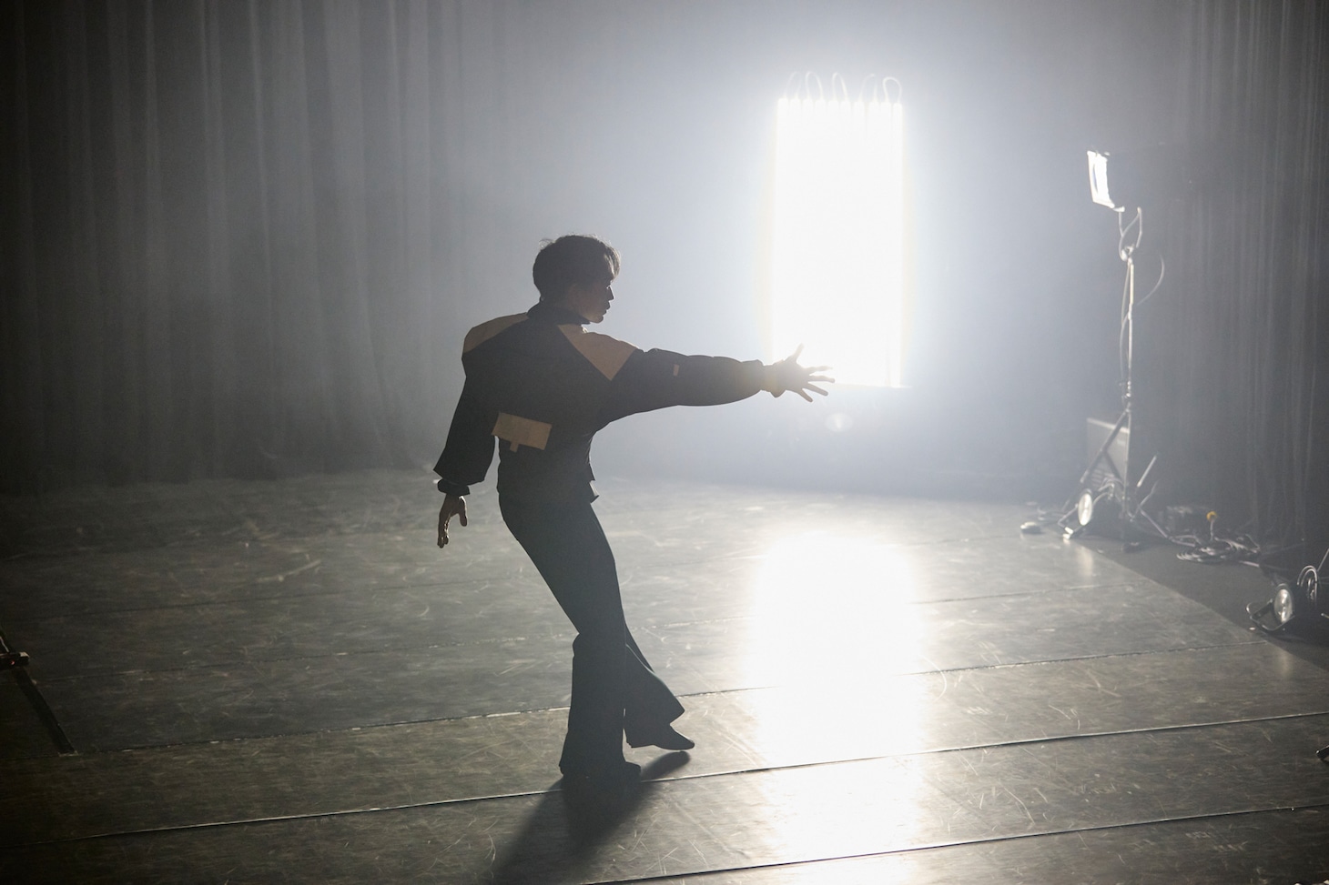 石山雄三 / A.P.I.「（NO W）AVE」より。（Photo by Yohta Kataoka）