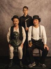 まもなく開幕の「ゴドー」2作品のビジュアル解禁、家族写真のように出演者の姿収める