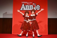 丸美屋食品ミュージカル「アニー」2026年公演の製作発表会見より、左から下山夏永、牧田花。