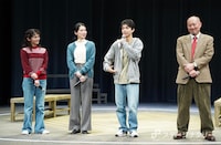 「エクウス」取材会より。洋服の中に荷物を入れて歩く様子を再現する織山尚大（右から2番目）。