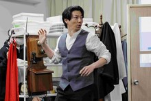 ミュージカル「最後の事件」稽古場写真公開、加藤和樹・渡辺大輔らが白熱した掛け合い