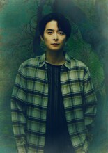 小池徹平演じる烟々羅が、遠野薫に扮した際の私服姿。