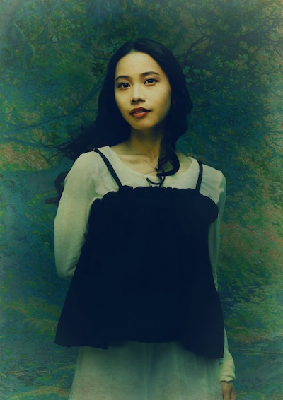 屋比久知奈演じる遠野爽子の私服姿。