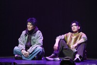 「二十五億秒トリップ」より。（撮影：加藤千絵 / CAPS、冨田味我）