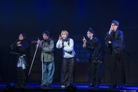 「二十五億秒トリップ」より。（撮影：加藤千絵 / CAPS、冨田味我）