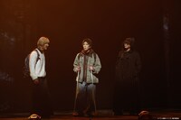 「二十五億秒トリップ」より。（撮影：加藤千絵 / CAPS、冨田味我）