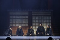 「二十五億秒トリップ」より。（撮影：加藤千絵 / CAPS、冨田味我）