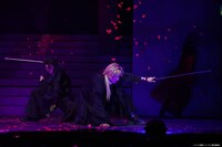 「二十五億秒トリップ」より。（撮影：加藤千絵 / CAPS、冨田味我）