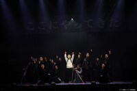 「二十五億秒トリップ」より。（撮影：加藤千絵 / CAPS、冨田味我）