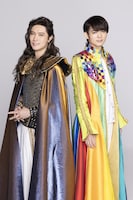 左からファラオ役の橋本良亮、ジョセフ役の薮宏太。