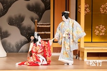 歌舞伎座で「猿若祭二月大歌舞伎」が開幕、華やかな「弥栄芝居賑」が猿若祭五十年を寿ぐ