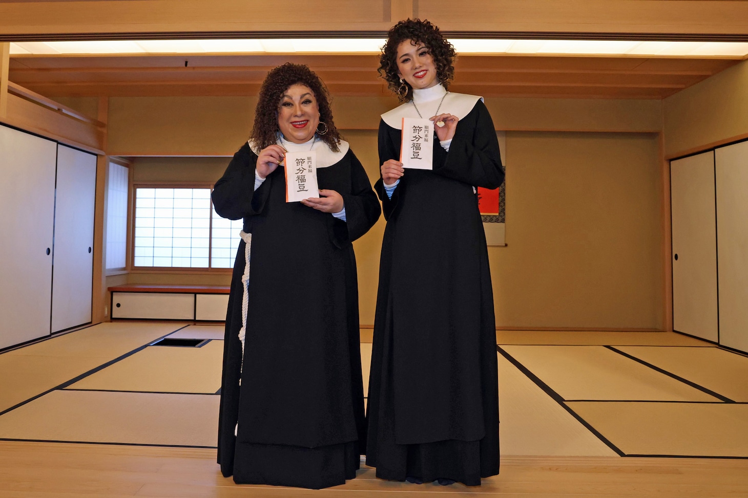 左から森公美子、彩風咲奈。